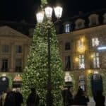 Božićni haos u Francuskoj: Napadi nožem, stotine ukradenih poklona, zapaljene božićne jaslice i opljačkano groblje