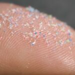 Svi smo ovome izloženi: Stručnjaci otkrivaju da izloženost mikroplastici značajno povećava rizik od neplodnosti, raka debelog creva i loše funkcije pluća.