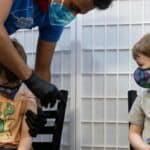 Svetski stručnjaci istupili: COVID vakcine nisu spasile nikakve milione, globalna populacija je prevarena