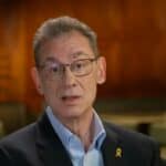 Izvršni direktor kompanije Pfizer pokušava da brani zaštitu od odgovornosti za vakcine dok srčani udari povezani sa mRNA izazivaju saobraćajne nesreće