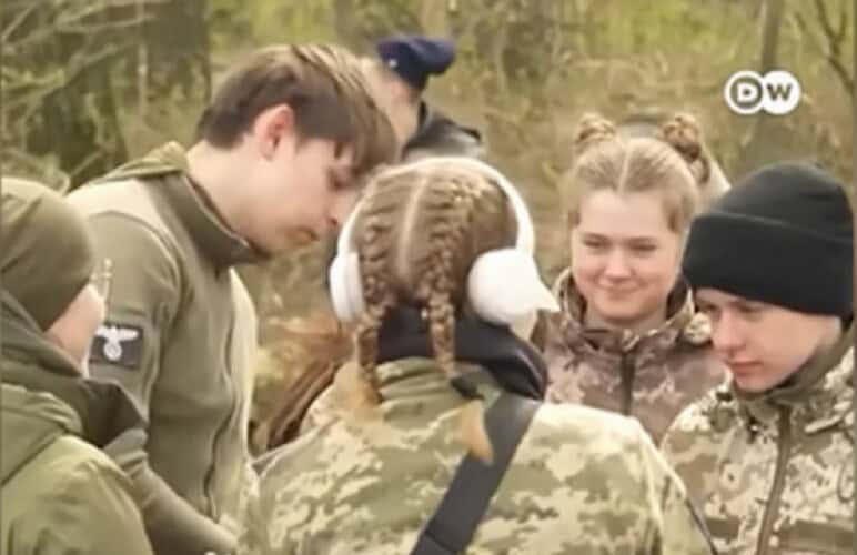 Nemačka televizija snimila nacističke simbole u dečjem vojnom kampu u Ukrajini