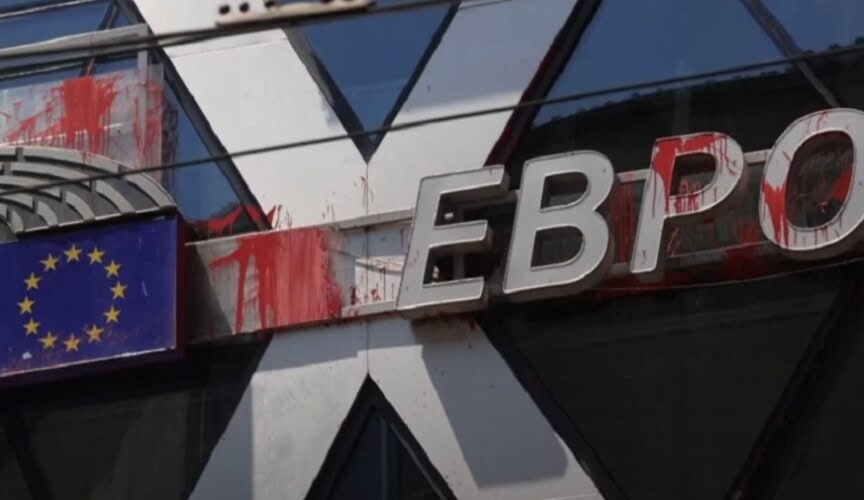 Bugari masovno protestuju protiv uvođenja evra – sukobi ispred sedišta vladajuće stranke u Sofiji