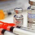 Poznati britanski onkolog tvrdi: "Vakcine nanele teške nuspojave više ljudi nego što su spasile"