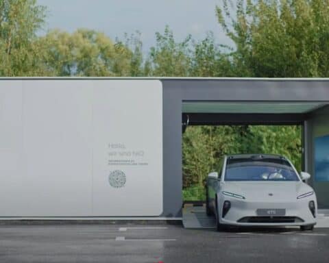 Кинеска револуција у вожњи: Уместо пуњења, електричним аутомобилима мењају батерије за 3 минута