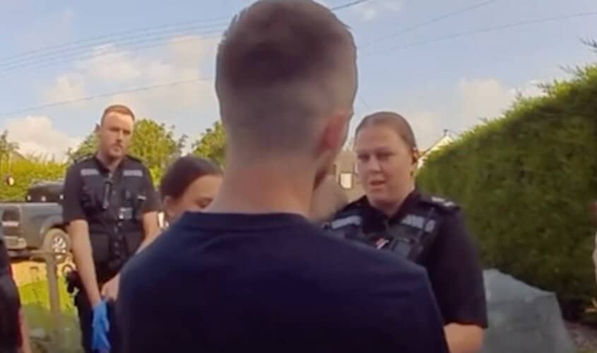 Britanski novinar (22) može u zatvor zbog poruke „Zaustavite čamce!” – Kritika masovne migracije postaje zločin