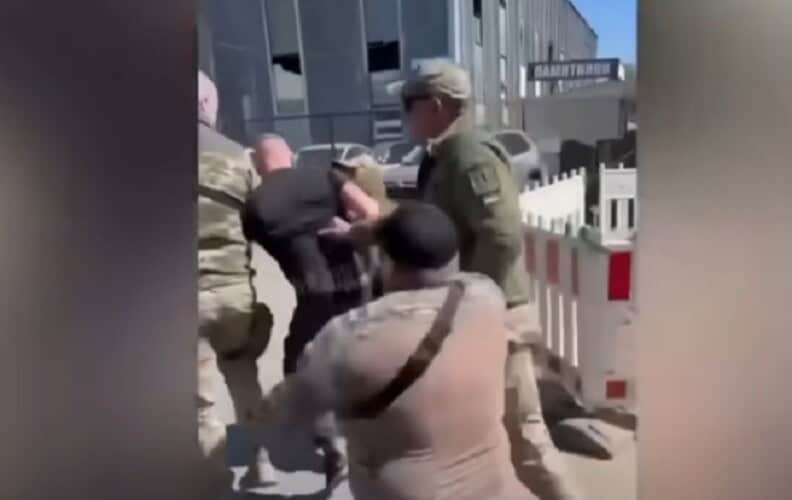 Više od 650.000 Ukrajinaca pobeglo iz zemlje – regrutni oficiri jure ljude po ulicama