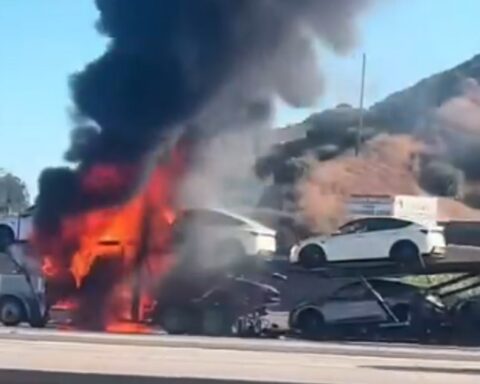 Zeleni pakao na autoputu u Los Anđelesu: Kamion sa osam električnih vozila u plamenu