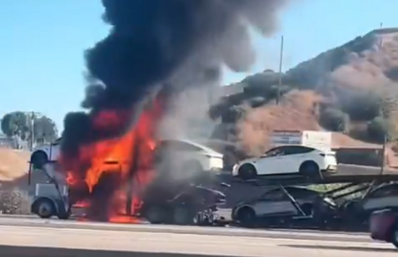 Zeleni pakao na autoputu u Los Anđelesu: Kamion sa osam električnih vozila u plamenu