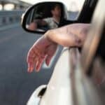 Naslanjate ruku na prozor dok vozite? U Britaniji vas to može koštati 5.000 funti