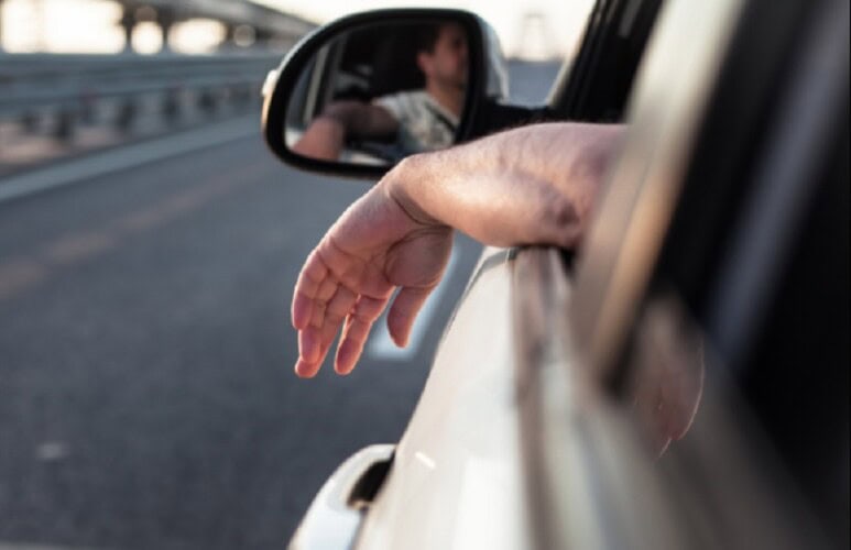 Naslanjate ruku na prozor dok vozite? U Britaniji vas to može koštati 5.000 funti