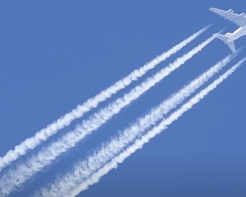 Америчка конгресменка прозива кемтрејлсе: „Нико нас није питао да ли желимо хемикалије на небу“