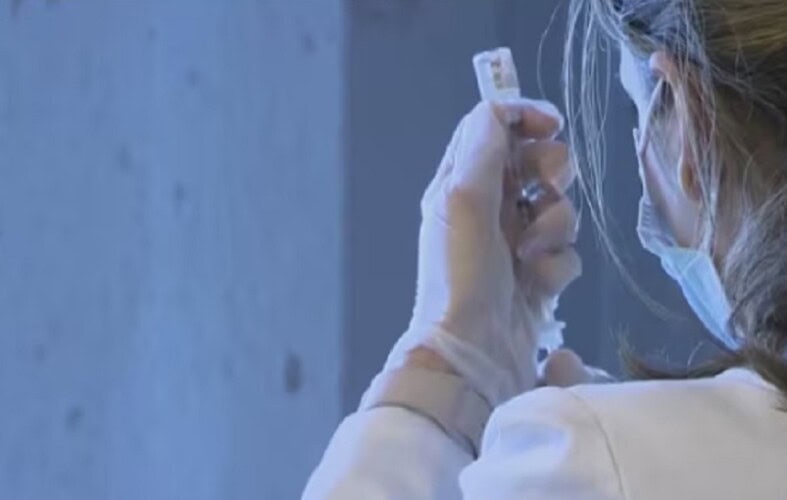 Pentagon tajno razvija „vakcine koje se same šire“: Kritičari upozoravaju na opasnost trajne izmene ljudske DNK