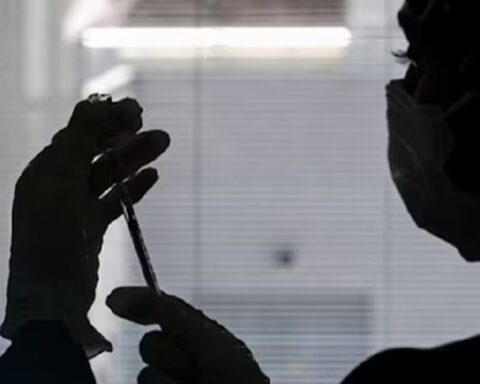 КРАЈ ПРИНУДЕ: ФДА укинула хитна овлашћења за ковид вакцине – али ко ће вратити изгубљене животе, послове и слободе?