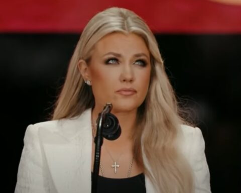 Ерика Кирк: „Опраштам младићу који је убио мог мужа, јер би то учинио и Чарли“