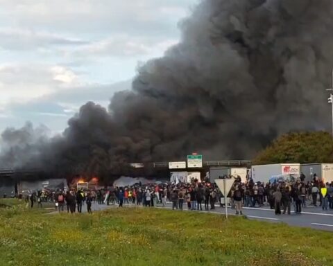 ФРАНЦУСКА У ПЛАМЕНУ: Макронов режим на ивици пада – народ на улицама, полиција на барикадама(ВИДЕО)