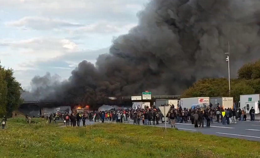ФРАНЦУСКА У ПЛАМЕНУ: Макронов режим на ивици пада – народ на улицама, полиција на барикадама(ВИДЕО)