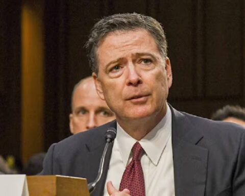 Бивши шеф ФБИ Џејмс Коми оптужен за лажи и опструкцију правде у "Русијагејт" афери