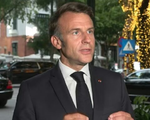 Макрон у слободном паду: Француска клизи ка политичком краху