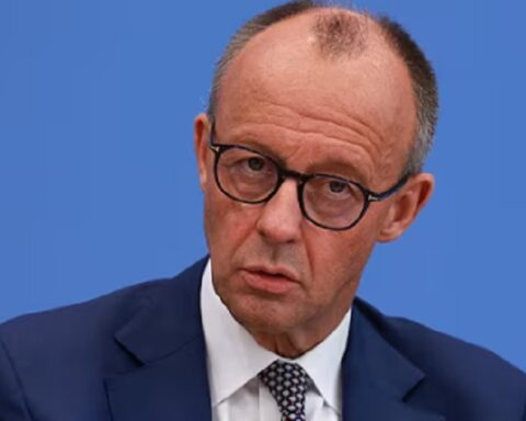 Мерц гура Немачку у дужничку провалију