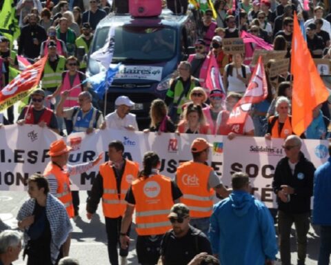 Француска: Париз блокиран, преко 90 ухапшених, апотеке затворене, полиција „долива уље на ватру“(ВИДЕО)