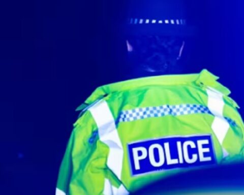 Британска полиција наставља да хапси грађане због „увредљивог“ говора — довољно је да полицајца назовете тупаном