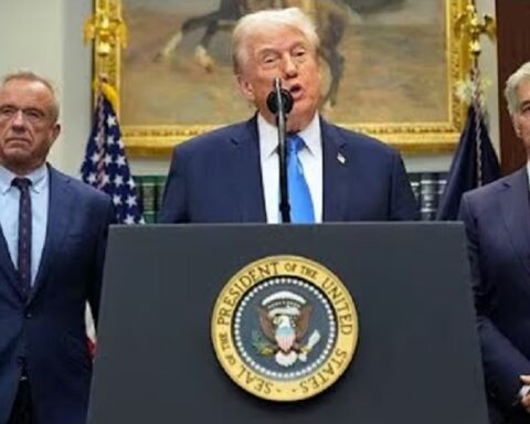 Крај присиле? Трамп уводи право избора уместо обавезне вакцинације