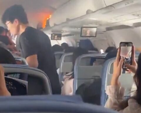 Пожар избио на лету Ер Чајне због литијумске батерије(ВИДЕО)