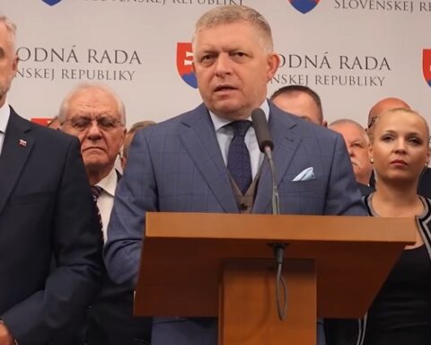 Фицо: Борис Џонсон зарадио на рату у Украјини, спречио мир због пара од оружја