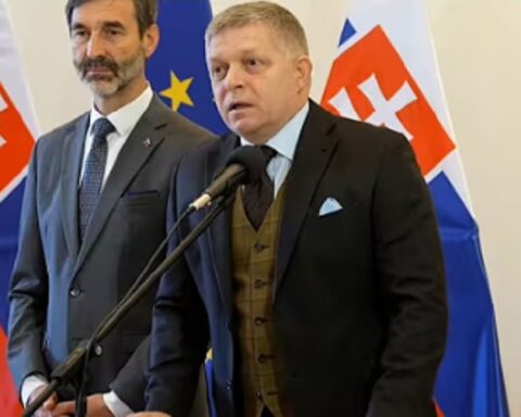 Фицо упозорава: „Брисел нас враћа у 1930-е, Словаци ће поново ложити дрва да се греју“