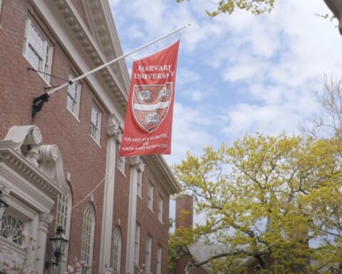 Харвард ангажовао "дрег краљицу" као професора – предаје квир етнографију