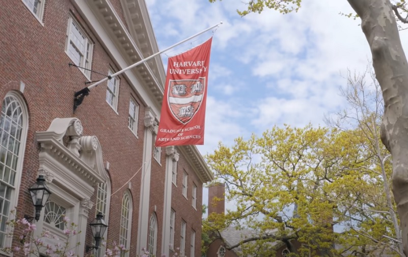 Харвард ангажовао "дрег краљицу" као професора – предаје квир етнографију