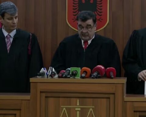 Судија убијен у судници у Тирани: Пуцњава током рочишта, нападач ухапшен после бекства