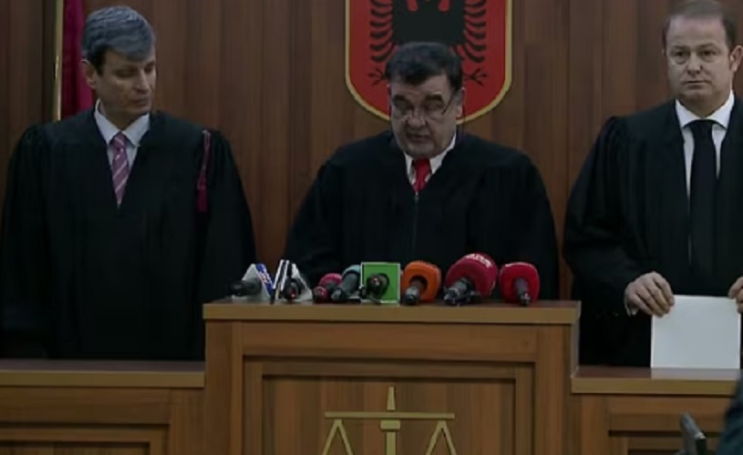 Судија убијен у судници у Тирани: Пуцњава током рочишта, нападач ухапшен после бекства