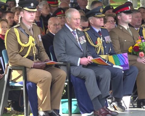 Краљ Чарлс открио први британски споменик ЛГБТ војницима
