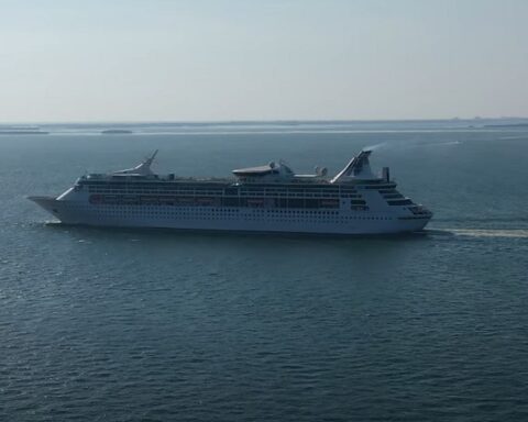 Норовирус на крузеру: Више од 90 путника оболело на броду компаније „Ројал Карибијан“
