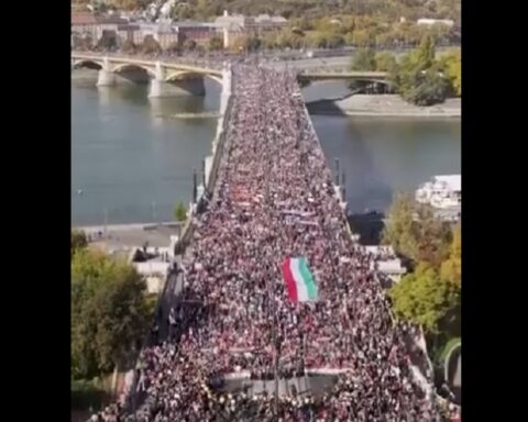 Десетине хиљада Мађара марширало Будимпештом за мир: „Нећемо да гинемо за Украјину“