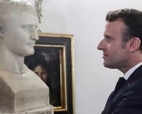 Макрон мисли да је Наполеон: Москва тврди да Француска спрема војну интервенцију у Украјини