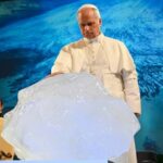Климатски перформанс: Папа Лав XIV благосиљао санту леда на конференцији о „климатској правди“