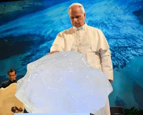 Климатски перформанс: Папа Лав XIV благосиљао санту леда на конференцији о „климатској правди“