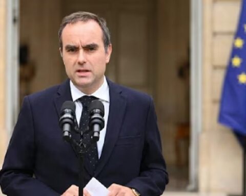 Француска у ХАОСУ: Премијер поднео оставку мање од 12 сати након што је предложио нову владу