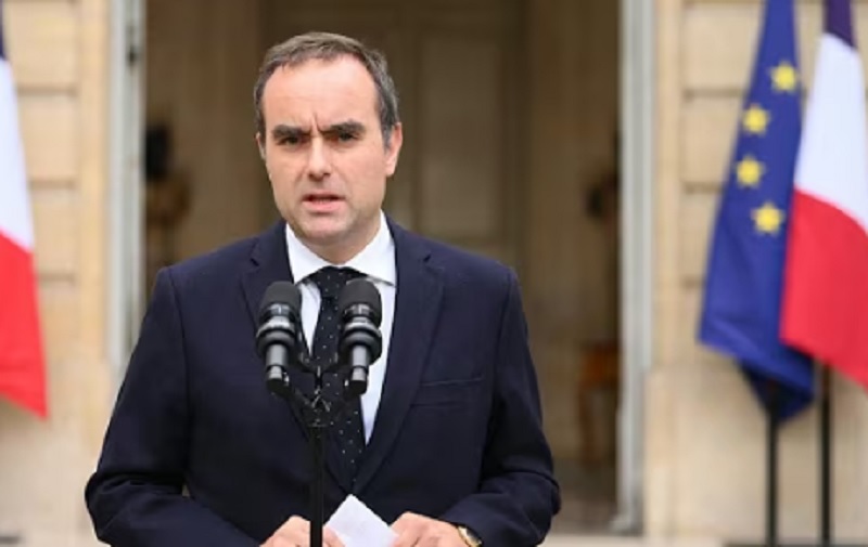 Француска у ХАОСУ: Премијер поднео оставку мање од 12 сати након што је предложио нову владу