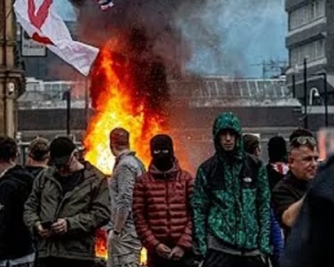 ИЛОН МАСК УПОЗОРАВА: „Грађански рат у Британији је неизбежан“