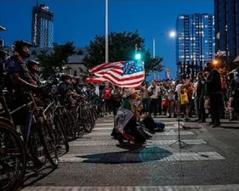 Тексас шаље Националну гарду против Антифе