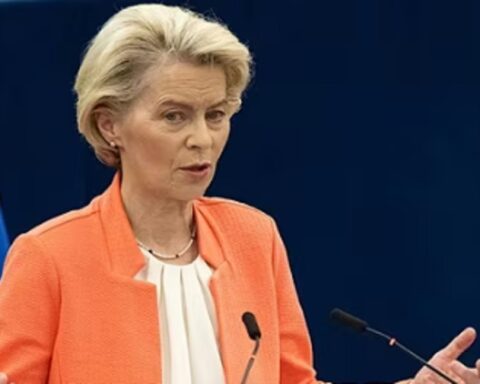 Док ЕУ уводи надзор приватних порука, фон дер Лајен оптужена за тајне договоре и брисање доказа