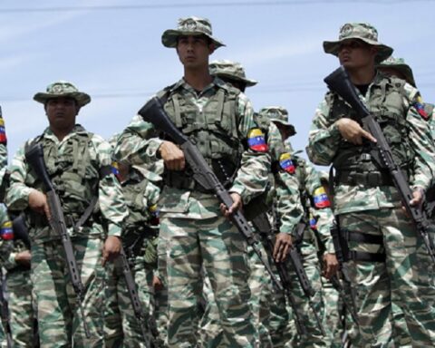 Венецуела шаље хиљаде војника на границу с Колумбијом као одговор на америчке нападе