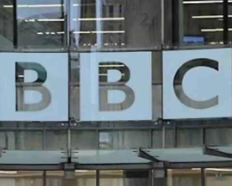 Би-Би-Си отет од „транс“ агенде: Скандал који може да означи крај телевизије