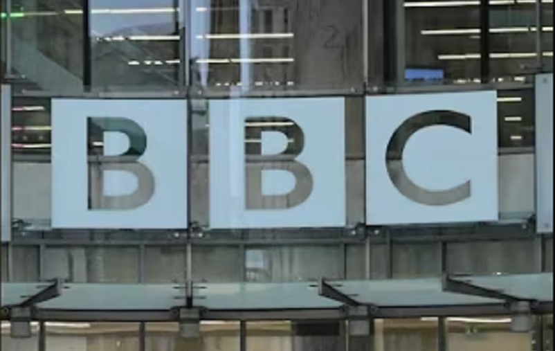 Би-Би-Си отет од „транс“ агенде: Скандал који може да означи крај телевизије
