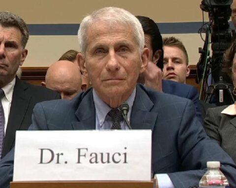 Шеф ФДА оптужио Фаучија: „Сто одсто је учествовао у огромном прикривању порекла ковида“