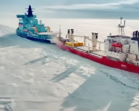 Русија распоређује целу флоту нуклеарних ледоломаца на Арктик