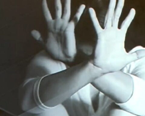 Затварала је прозор у свом дому, а преживела хорор: Силована и опљачкана 72-годишња жена у свом стану код Париза